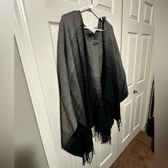 ⭐️ Women’s Poncho ⭐️ - Picture 2 of 6